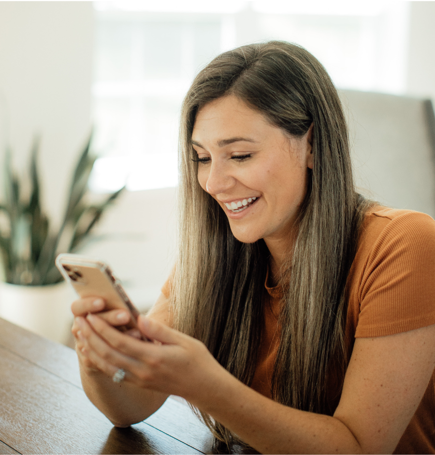 Persona usando teléfono